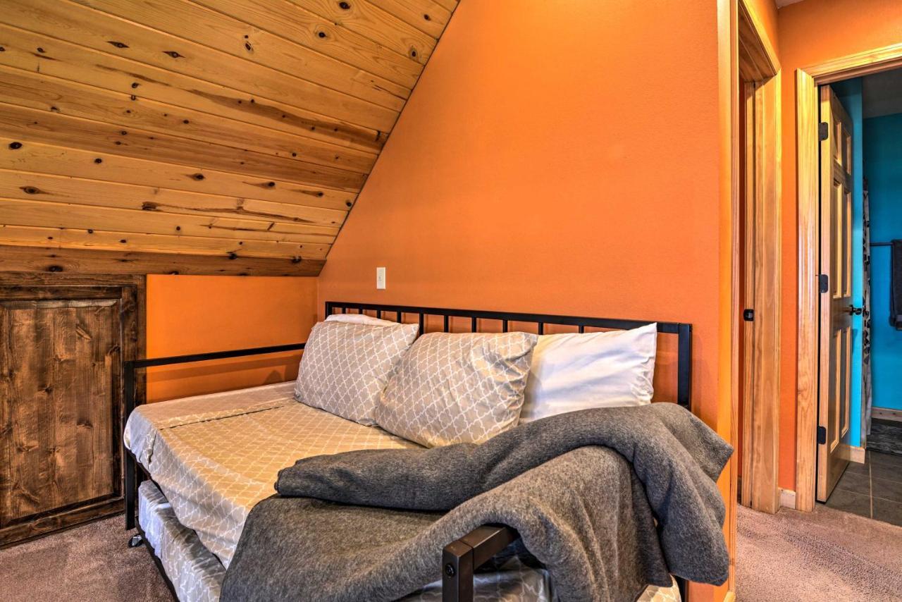 Spacious Log Cabin With Fire Pit And Game Room! 尤里卡斯普林斯 外观 照片